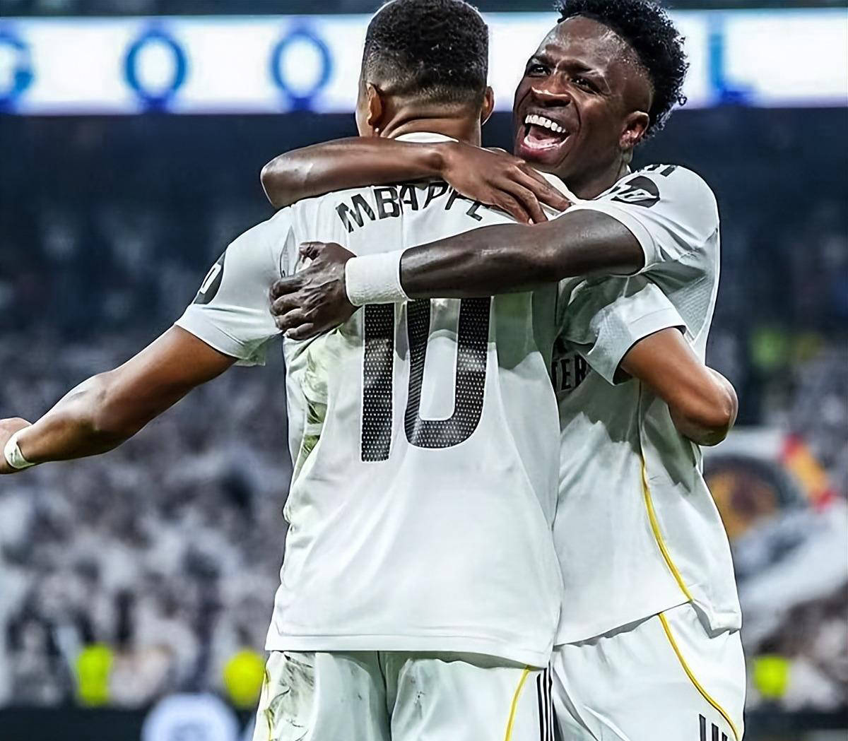 包含皇家社会主场战胜塞维利亚，西甲争冠格局彷徨不定的词条