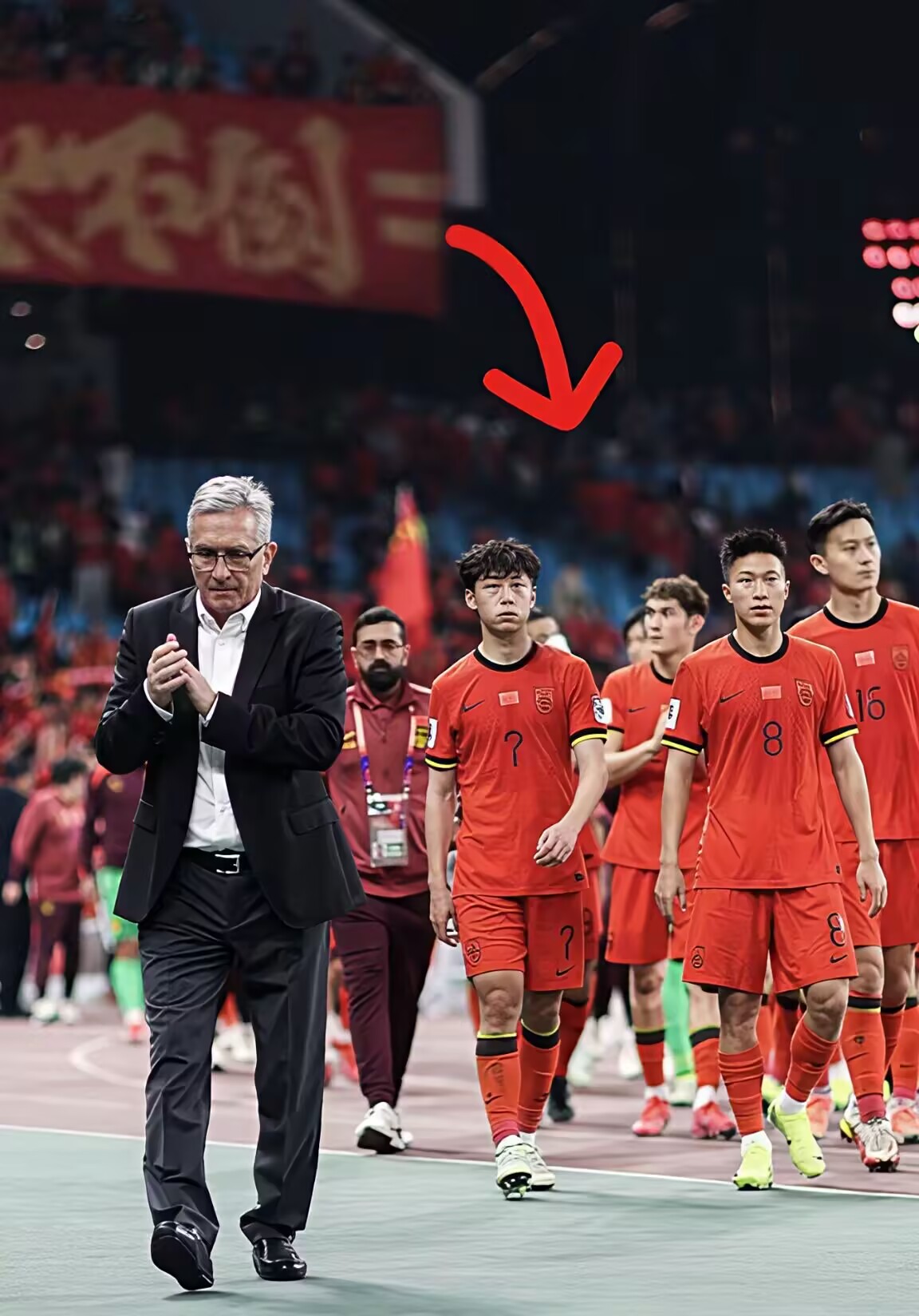 包含足球赛事胜败轮番交替，球员士气高涨的词条