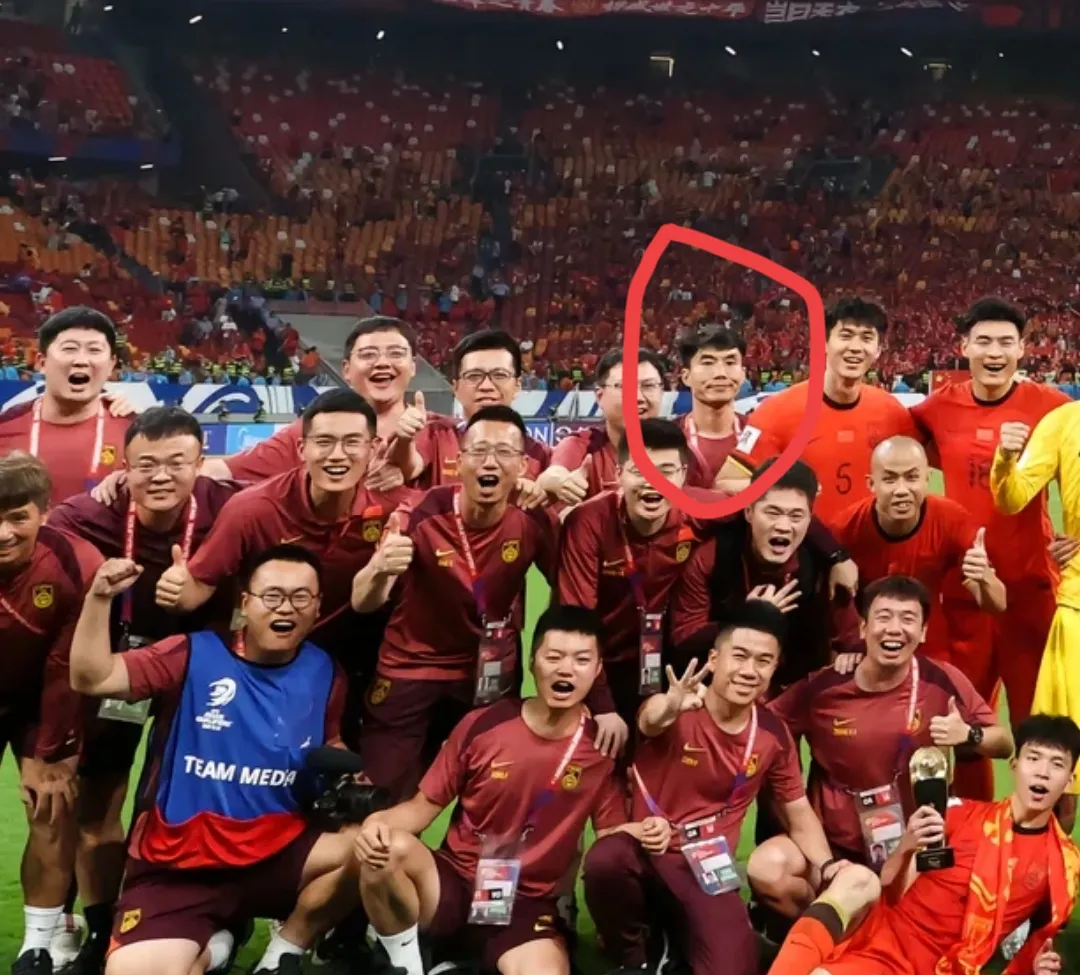 包含强队战绩斐然，势如破竹稳坐榜首，夺冠呼声高涨的词条