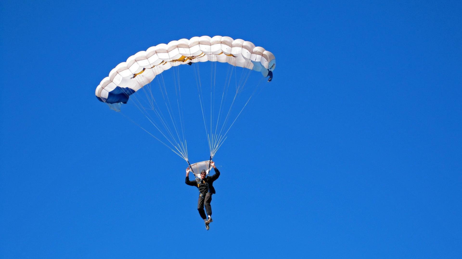 法拉利鏖战哈斯车队，诺里斯点燃赛场