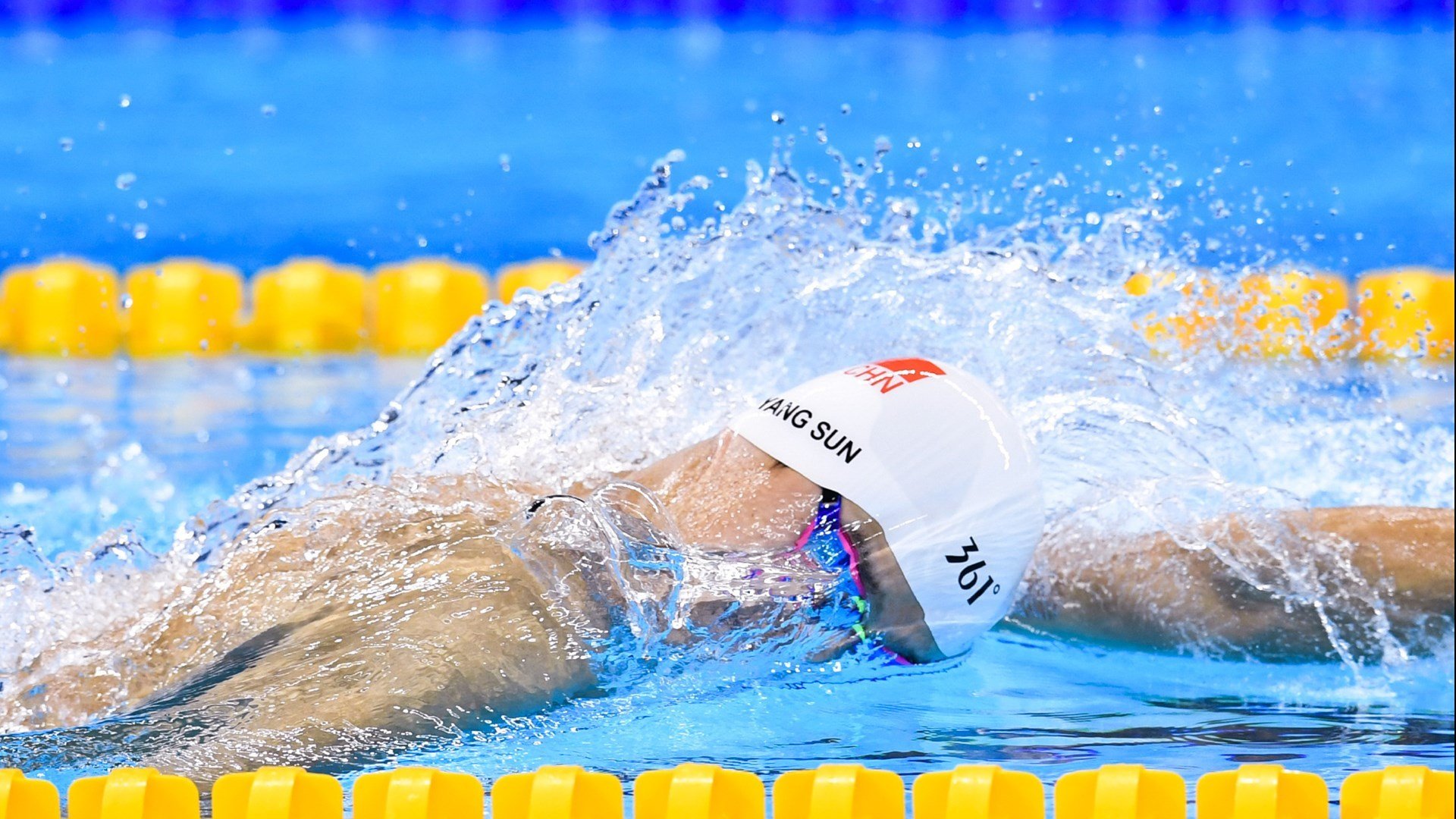 赛道上的逆袭，塞恩斯高光表现助哈斯车队力克阿斯顿马丁