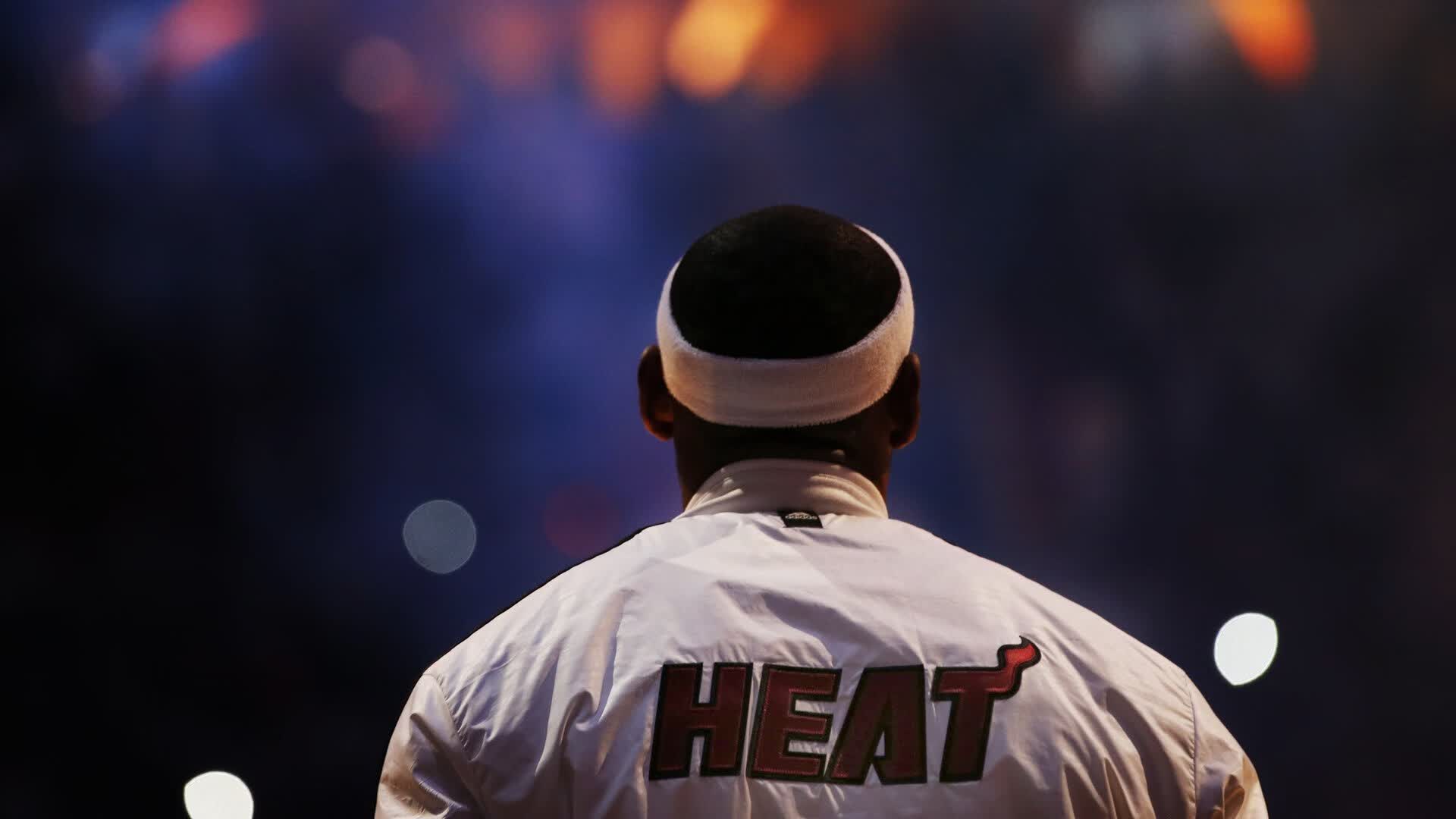 很有戏剧张力。将篮球（NBA）与足球（弗拉霍维奇）这两个看似无关的领域嫁接，本身就充满了唯一性的巧思。让我们先来拓展思维，拟出几个不同风格的标题，再选其一深入展开
